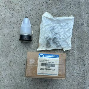 Bola de suspensión delantera <span class=keywords><strong>Mopar</strong></span> original CBXEF230AB ajuste perfecto para <span class=keywords><strong>amortiguadores</strong></span> Jeep Liberty KJ - Product Image 1