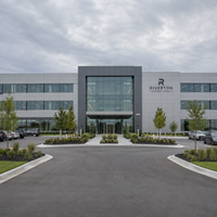 Entrepôt commercial moderne en structure métallique, panneaux sandwich isolés, atelier métallique durable, installation de distribution au détail
