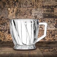 Mug en verre à nervures angulaires de 230 ml. Texture linéaire dynamique et poignée sculptée. Idéal pour la bière/boissons chaudes.