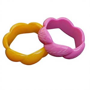 Bracelet jonc élégant en résine en forme de fleur, design mignon jaune et rose, bijoux sculptés artistiques et tendance, artisanat pour femme, idéal pour mariage - Product Image 1