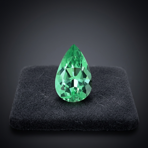 Jade Gems Co. Esmeralda Verde Creada en Laboratorio, Corte Pera, Gema Suelta con Efecto de Juego de Color/Fuego, Tamaño y Peso Personalizables, Certificada - Product Image 1