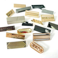 Étiquettes de vêtements en métal avec logo gravé personnalisé en plaque d'or brillant en alliage de zinc en gros