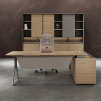 Ensemble de bureau de direction moderne avec plateau en bois, chaise de patron, poste de travail de direction haut de gamme, options de table de bureau pour un ou plusieurs utilisateurs