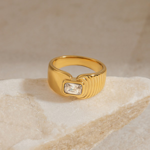 Bague tendance forme géométrique plaqué or avec zircon incrusté serti clos, bijou unisexe, cadeau - Product Image 3