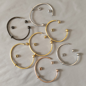 أساور مفتوحة من الفولاذ المقاوم للصدأ عيار 18 من الذهب ، مجوهرات أنيقة خالية من التشويه مع كرات لولبية ، هدايا من الخرز غير الباهت - Product Image 1