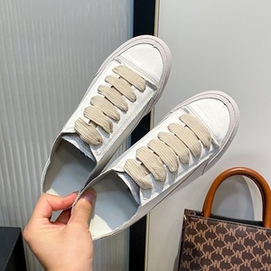 Chaussures décontractées personnalisées pour femmes, style mule à talon compensé, en satin, à lacets, avec logo/couleur/matériau personnalisables, chaussures blanches personnalisées - Product Image 2