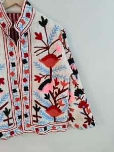 Veste Suzani en coton blanc TNT faite à la main, broderie ethnique artisanale, manteau d'hiver bohème, tenue de festival artistique, veste brodée - Product Image 2