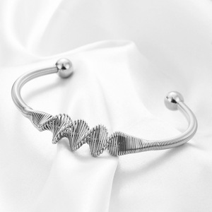 Brazalete abierto de acero inoxidable europeo americano de 4 mm con rosca, brazalete de acero titanio chapado en oro de 18 quilates para mujer, joyería de moda para regalo. - Product Image 3