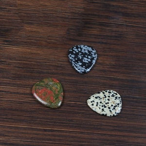 Púa de guitarra de piedra natural pulida a mano con patrón de vetas único, regalo musical para guitarristas - Product Image 3