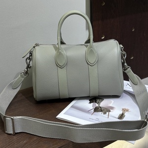 Sac à main bandoulière pour femme en cuir de vachette première couche, style rétro, design de niche, fabrication OEM, de Guangzhou, au design raffiné et tendance - Product Image 2