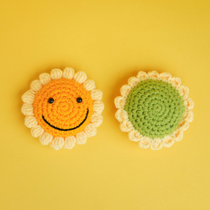 Pendentif tournesol tricoté à la main avec visage souriant, breloque florale en fil pour accessoire vestimentaire, style moderne - Product Image 3