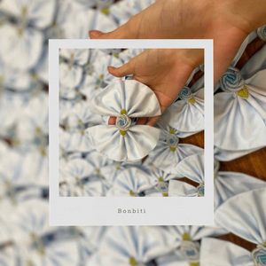 Barrette à cheveux en tissu bleu clair faite à la main avec centre en rose brodée, accessoire de coiffure pour bébés filles, idéal pour les fêtes et les séances photo - Product Image 2