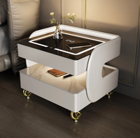 Table de chevet intelligente moderne de luxe en bois de pin avec lumière LED, charge sans fil, haut-parleur Bluetooth, lumières à capteur et roulettes