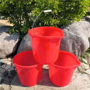 Cubo de Plástico con Boquilla Rojo 30X27X26Cm para Lavado de Autos y Uso Agrícola - Product Image 2
