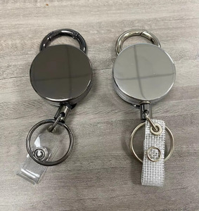 Porta credenciales retráctil de alambre de alta elasticidad, metálico negro, con clip para cinturón y llavero para tarjetas de identificación y llaves - Product Image 6
