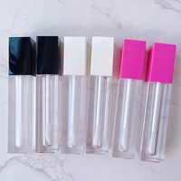 JIE MEI stock bouteille de brillant à lèvres clair et givré de haute qualité Long carré PET 5ML tube de baguette de brillant à lèvres de marque privée avec grand pinceau