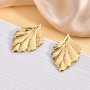 Boucles d'oreilles clous EH300 unisexe, design européen et américain, plaqué or 18 carats, bijoux haut de gamme en acier inoxydable froissé en forme de feuille - Product Image 3