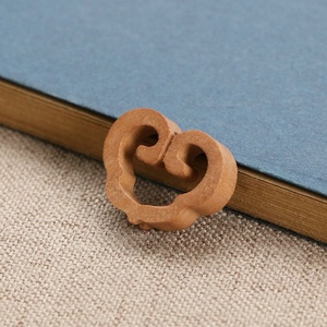 Fabricants du Guangdong : Croix décorative artisanale en bois d'hévéa, abstraite, production rapide - Product Image 6
