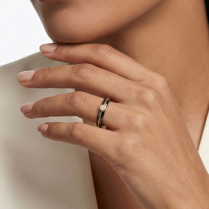 Anillo de Lujo Moderno de Dos Tonos en Negro y Oro para Mujer, Acero Inoxidable, Baño de Oro de 18K PVD, Engaste de Zirconia Solitaria, Resistente al Deslustre - Product Image 2