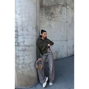 Sweat-shirt à capuche pour femme brodé Khaki Eyyo - Product Image 3