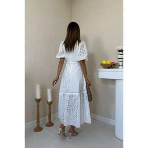Robe de cocktail blanche en gros avec détail plissé et broderie en dentelle - Product Image 5