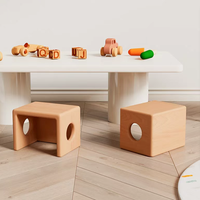 Petit tabouret carré en bois massif empilable pour enfants, finition naturelle, mobilier de haute qualité pour chambre d'enfant et salle de jeux