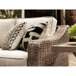 เฟอร์นิเจอร์ระเบียงกลางแจ้งสุดหรู งานแฮนด์เมด ทนทานทุกสภาพอากาศ โซฟาหวายรูปทรงเลิฟซีท - Product Image 3