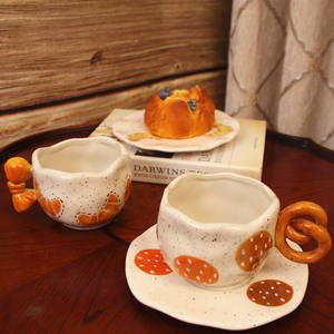 Ensemble tasse et soucoupe à café en céramique de forme irrégulière, peintes à la main, personnalisables, écologiques, pour le thé de l'après-midi - Product Image 2