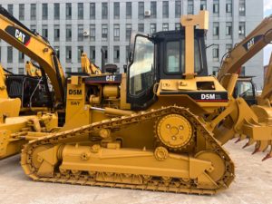 Bulldozer Caterpillar D5M Usado, Motor CAT Original, 100HP, Cuchilla de Ángulo Recto, Ripper Trasero, Pocas Horas de Uso, Buen Chasis - Product Image 1