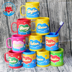 Fábrica al por mayor barato <span class=keywords><strong>nombre</strong></span> inicial <span class=keywords><strong>tazas</strong></span> recuerdos para invitados de boda <span class=keywords><strong>con</strong></span> <span class=keywords><strong>nombre</strong></span> taza personalizada niños 3D taza de plástico <span class=keywords><strong>con</strong></span> nombres - Product Image 5