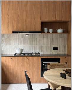 Cocina Moderna de Nogal: Lámpara Colgante Texturizada, Electrodomésticos Integrados, Maximizando Tanto la Elegancia como la Practicidad - Product Image 4