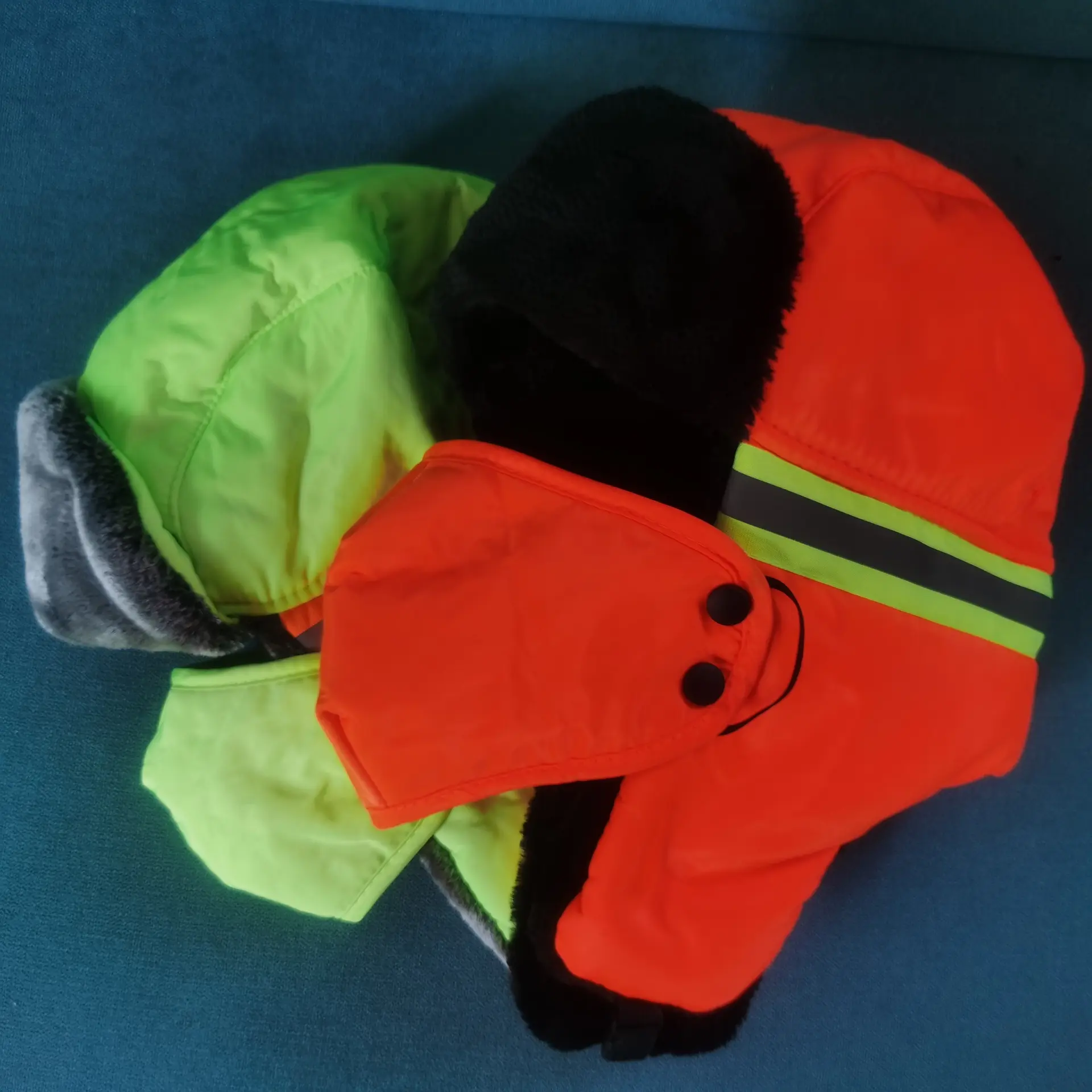 Chapeau d'hiver personnalisé, couvre-chef chaud pour les travailleurs à l'extérieur, casquette en fausse fourrure de couleur néon avec réfléchissant