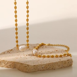 Collier de mode en acier inoxydable, vente en gros, collier pour femme en acier titane avec perles d'eau douce naturelles et perles dorées - Product Image 3