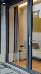 Meilleures ventes Double <span class=keywords><strong>vitrage</strong></span> trempé impact alliage d'aluminium Portes extérieures en verre insonorisées Outdoor Home Villa Hotel - Product Image 4