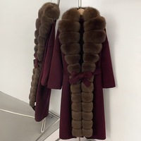 Manteau long d'hiver élégant pour femme en laine double face avec col en vraie fourrure de renard, ceinture et bordure en fourrure de renard véritable