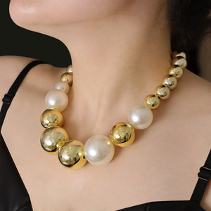 สร้อยคอลูกปัดทรงกลมสีทองและสีขาว รูปทรงลูกมุกเลียนแบบ เครื่องประดับสำหรับงานปาร์ตี้สำหรับผู้หญิง - Product Image 5