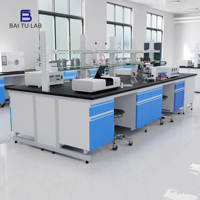 Poste de travail de laboratoire durable avec étagères, mobilier de laboratoire moderne avec évier et banc de travail pour le secteur pharmaceutique