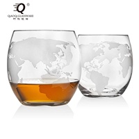Ensemble de bouteille de vin et de verre de carafe de cadre en bois de bateau