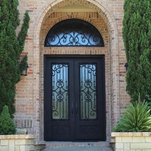 Porte d'entrée en fer forgé personnalisée avec monogramme pour résidences de luxe sur mesure et développements immobiliers exclusifs - Product Image 3