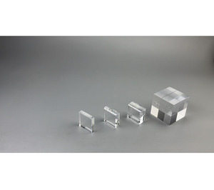 Khối Acrylic một hình khối hình chữ nhật acrylic với cảm giác mờ cao cấp và rõ ràng, có các cạnh và góc riêng biệt. - Product Image 4