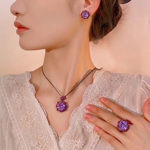 Juego de Aretes Colgantes Florales con Circones Violetas de 14-10mm, Chapados en Oro y Cobre Ecológico, Joyería de Alta Calidad para Mujer - Product Image 6