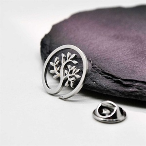 Broche élégante et minimaliste en acier inoxydable plaqué or 18 carats avec motif Arbre de Vie pour femme, idéale pour un usage quotidien - Product Image 5