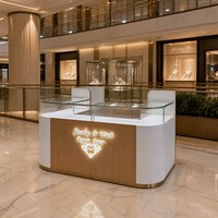Vitrine de présentation de bijoux de luxe peinte sur mesure, blanche/dorée, avec éclairage LED, forme trapézoïdale, YIZHAN YZ-90, pour boutiques et salles d'exposition
