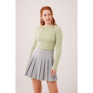 เสื้อสเวตเตอร์คอกลมสีเขียวฟูฟ่องสำหรับผู้หญิง แขนยาว ป้องกันขนร่วง 12 กรัม สีเขียวพิสตาชิโอ สไตล์ลำลอง - Product Image 6