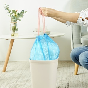 Bolsa de rollo de basura de plástico reciclado con asas de transporte Embalaje de basura biodegradable certificado - Product Image 3