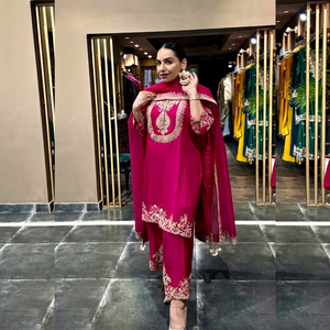 Robe traditionnelle indienne et pakistanaise pour femmes, en rayonne magenta brodée, longueur cheville, avec bordure dorée, coupe classique - Product Image 1
