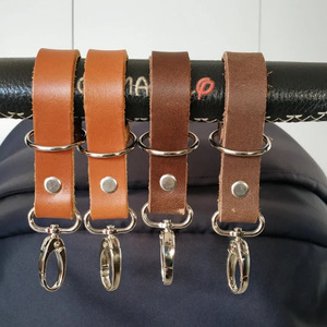 Crochets créatifs en cuir PU pour sacs à couches, cordons portables pour poussettes, sacs suspendus pour sièges d'enfant et ceintures sont disponibles en - Product Image 1