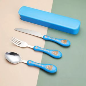 أدوات مائدة من الفولاذ المقاوم للصدأ للأطفال بمقبض بلاستيكي ملون وتصميم كرتوني، تشمل ملعقة وشوكة وسكين مع حافظة، مناسبة للمدرسة والنزهات والرحلات - Product Image 1