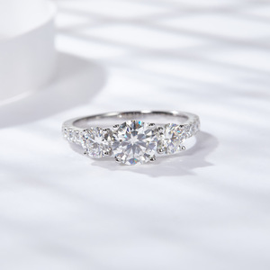 Anillos de Tres Piedras de Moissanita Redonda de 1.8CT VVS1 GRA al por Mayor, Plata de Ley 925 Chapada en Oro Blanco de 18K, Joyería Fina para Mujer - Product Image 3