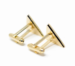 防水金メッキゼルダの伝説トライフォースカフスは、高品質のステンレス鋼製の三角形のクラシックジュエリーです。 - Product Image 5